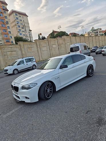 turbo az ranc rover: BMW 5 Series (F10) sedan – ağ rəngdə, M paket görünüşlü. Mawin idyal — 9