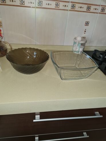 посуда для микроволновки: 2 салатницы: квадратная стеклянная и круглая коричневая. обе за 450