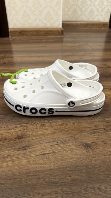 обувь белая: Crocs оригинал продам за 5000