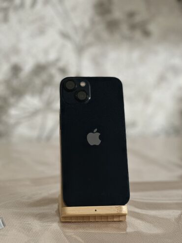 Apple iPhone: IPhone 13, Б/у, 128 ГБ, Jet Black, Защитное стекло, Чехол, 84 %