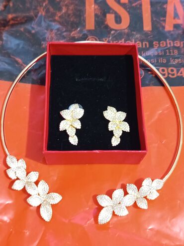 Bijuteriya dəstləri: Kolye və sırğalar - Dizayn: Qızılı rəngdə, çiçək motivli. Hər bir — 2