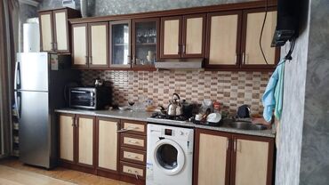 мебель для кухни: Mətbəx mebeli tecili satılır 3 metirdi üzərində moykada verilir