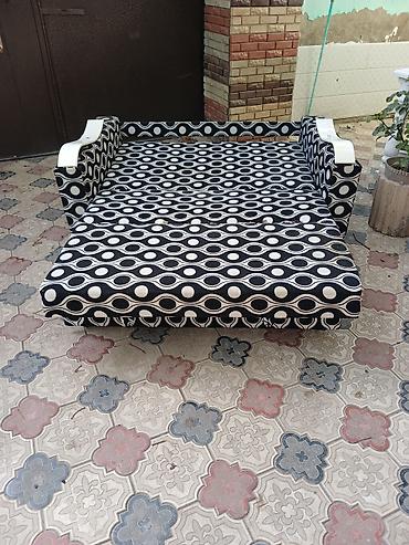 Divanlar: Açılıb-yığılan divan satılır. Model həm divan, həm də yataq kimi — 2