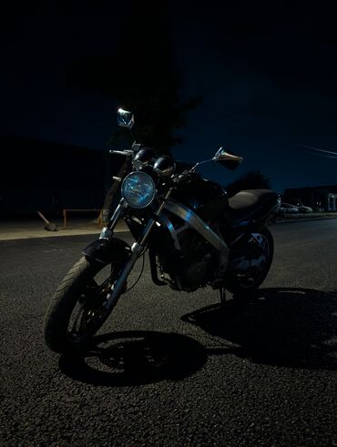 Мотоциклы: Мотоцикл с классическим дизайном, выполненный в черном цвете. Оснащен — 10