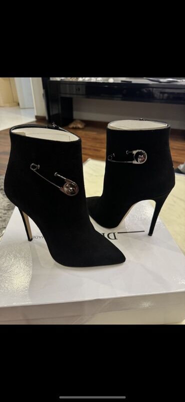 Botinka və botilyonlar: Qadın ayaqqabıları – müxtəlif modellər 1) Qara zərif bottilər 37 -da lalafo.az — 1 Botinka və botilyonlar: Qadın ayaqqabıları – müxtəlif modellər 1) Qara zərif bottilər 37 — 1