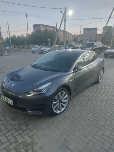 тесла машына: Электромобиль Tesla Model 3 в цвете серый металлик. Этот седан оснащен