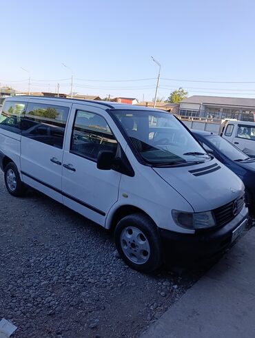 бусик машина: Минивэн Mercedes-Benz Vito 110 CDI белого цвета, оснащенный черными