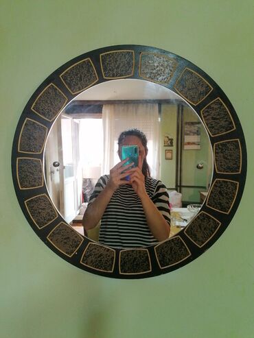 14 oglasa | lalafo.rs: Na prodaju zidno ogledalo sa ukrasnim ramom. Ukupan prečnik 51 cm