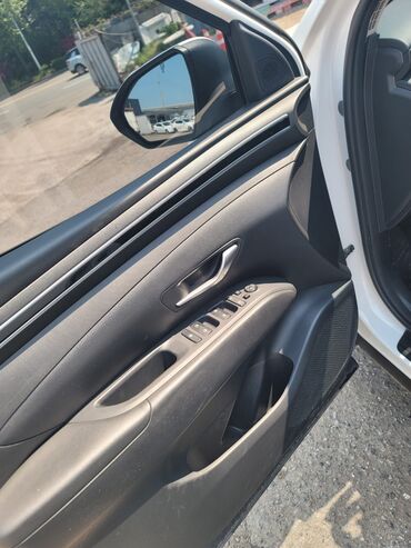 byd машина цена бишкек: Белый кроссовер Hyundai Tucson с современным дизайном, включающим