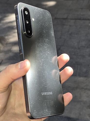 samsung es: Samsung Galaxy A17, 128 GB, rəng - Boz, Barmaq izi — 4
