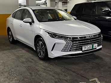 2025: BYD Qin Plus (sedan), ağ rəng. - Kuzov: 4 qapılı sedan, aerodinamik — 3