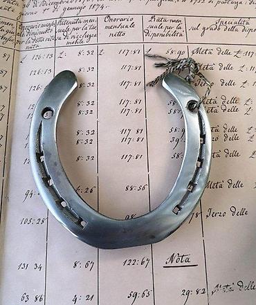 Ostali antikviteti: Vintage SREĆNA POTKOVICA sa rupama za kačenje na automobil — 4