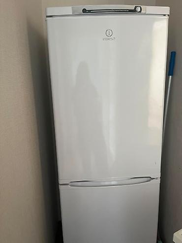 yeni soyducu: İşlənmiş 2 qapılı Indesit Soyuducu Satılır, rəng - Ağ — 1