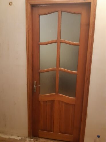 Самоклеящиеся обои: Bu taxta daxili qapı klassik üslubda dizayn edilmişdir və evinizin