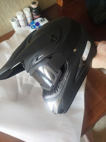 motor 80cc: 1ci zil qara açkili kaska 110 manat yox 80 manat 2ci yumru maska 40