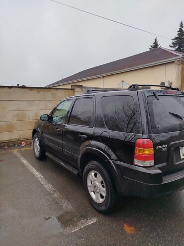 Digər Avtomobillər: Bu qara rəngli Ford Escape modeli SUV avtomobil səyahətlər və gündəlik — 8