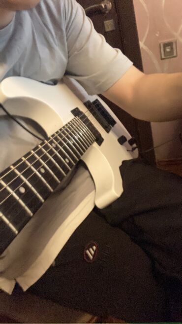 Elektro gitaralar: Elektron gitara, 6 sim, İşlənmiş, Ünvandan götürmə