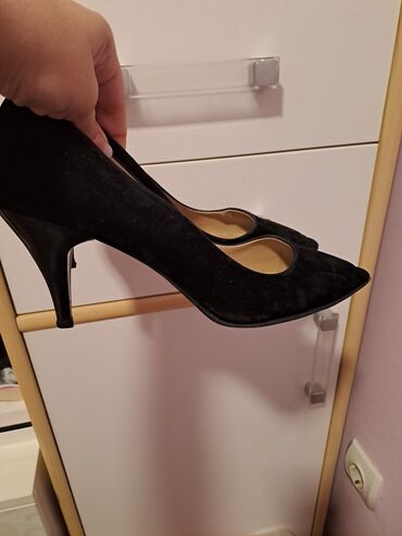 crna cipkasta haljina i cipele: Salonke, 39