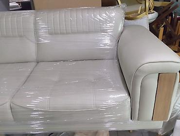 Ev üçün mebel: Bej rəngli 3 nəfərlik divan - Material: yumşaq parça/eko‑dəri — 2