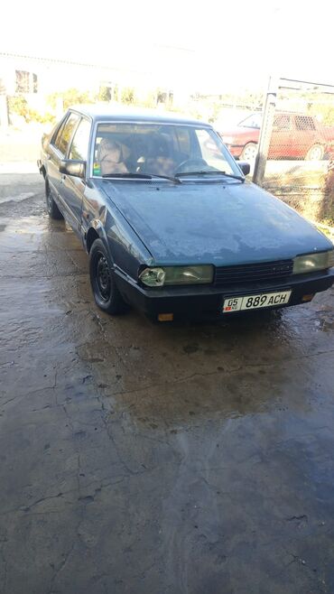 срочно продаю в связи с переездом: Mazda 626: 1987 г., 2 л, Механика, Бензин, Седан