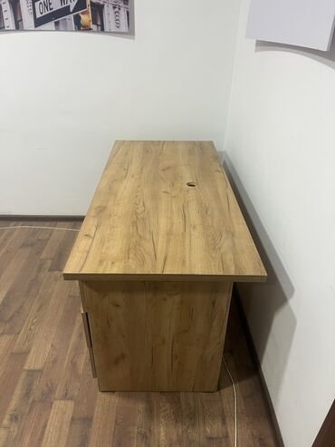 заказ мебели бишкек: Письменный/компьютерный стол из ЛДСП под дуб - Просторная столешница