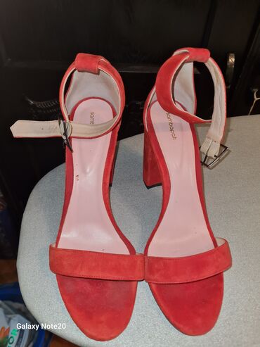 crvena haljina i zlatne sandale: Sandals, Alex, 40