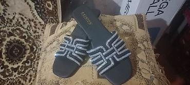 Basanoşka və səndəllər: Qadın sandaleti – Fashion brendi - Rəng: qara - Üst hissə — 1