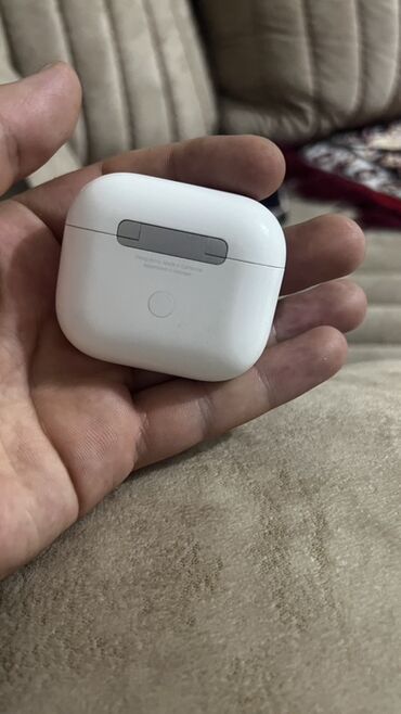 airpods qutu: AirPods 3 üçün ağ rəngli, kompakt qutusu. Qutunun dizaynı yığcamdır və