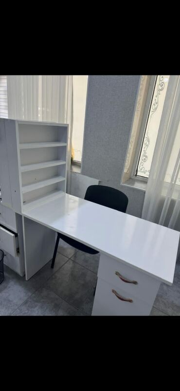 qaş stolu: İşlənmiş, Manikür üçün masa