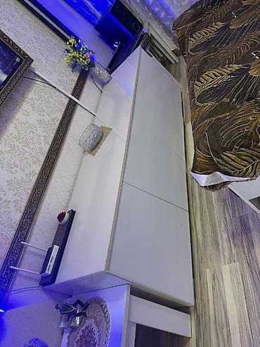Ağ rəngdə, minimalist dizaynlı bufet/komod. Parlaq (laklı) ön panellər