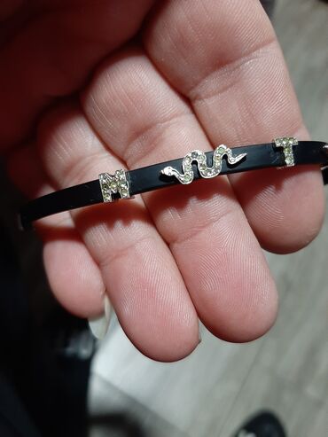 Narukvice: Srebrna narukvica 925 finoce sa gumenom podloskom ima dva slova i — 4