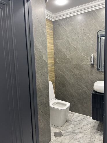 Restoran, kafelər: İcarəyə obyekt – şəhər mərkəzində, tarixi binaların sırasındakı küçədə — 18