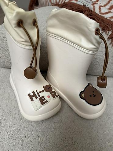 Другие детские вещи: Продаю детскую обувь 1) Кроссовки/туфли Tutubi - Размер: 24 р. - — 4