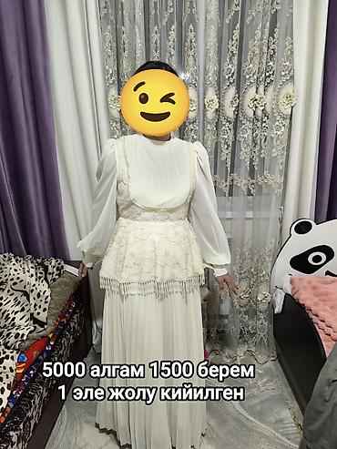 Два женских платья. 1) Белое длинное платье в пол: - Легкая at lalafo.kg Два женских платья. 1) Белое длинное платье в пол: - Легкая