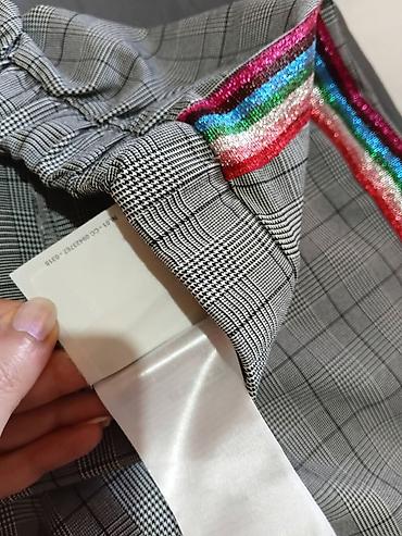 helanke sa uzengijama: Ženske pantalone sa kariranim dezenom i šljokičastim prugama - Model — 2