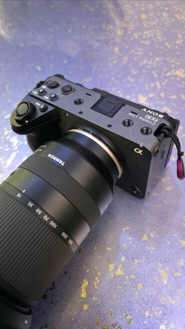 Fotokameralar: Yep yeni Sony FX30. Tamron 18-300 mm obyektiv və keyfiyyətli çanta