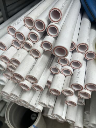 Трубы для водопровода: Трубы из сшитого полиэтилена (PEX) диаметром 5/8 дюйма. Белые трубы с