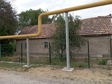 дом ак суу: Дом, 49 м², 3 комнаты, Собственник, Старый ремонт