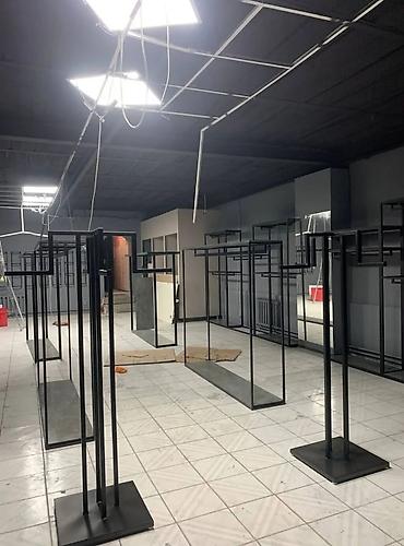 Соода жабдуулары: Металлические торговые конструкции для магазинов одежды. - Напольные — 2