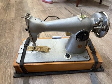 cayka tikiş maşını: Elektrik tikiş maşını — köhnə model, işlək vəziyyətdədir. Bütün əsas