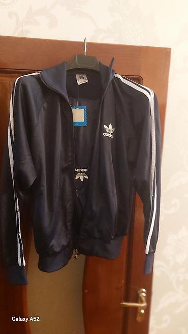Куртки: Adidas üslublu idman gödəkçəsi. Tünd göy rəngdədir, qollar boyunca ağ — 1