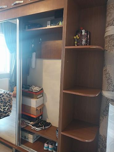 qedimi esyalar: Güzgülü sürgülü qapılı paltar şkafı - Material: taxta rəngli laminat — 4