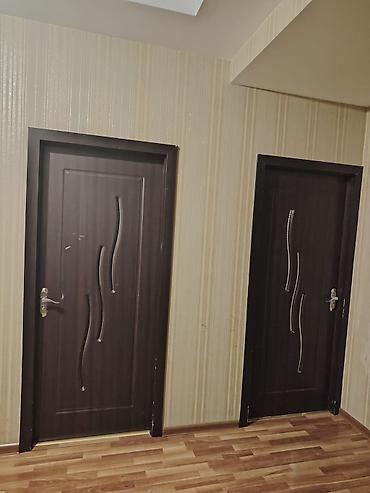 ata şəkilləri: MDF interyer qapıları – qəhvəyi rəng, minimalistik dalğavari dekor — 4