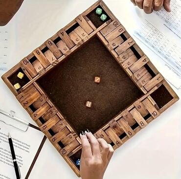 Taxta "Shut The Box" zarlı oyun, klassik stolüstü oyunun möhkəm və