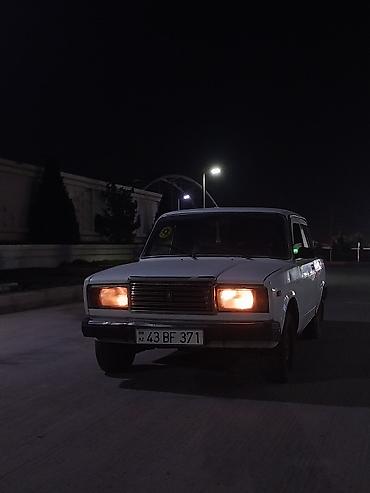sarı ford transit: Ağ rəngli klassik VAZ/Lada 2107 sedan. Avtomobil 4 qapılı кузов — 2
