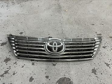 Решётка радиатора Toyota с центральной эмблемой. Оригинальная