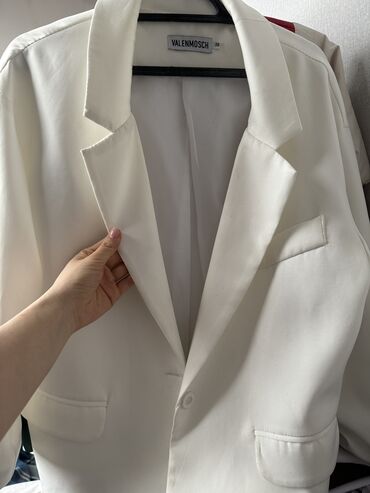 продажа пиджака: Белый пиджак 
Оверсайз 
Производство КР 
Продаю за 800 сом