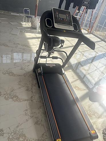 qaçış trenajorları: Elektrikli qaçış trenajoru - Geniş qaçış səthi: təxminən 42–45 sm en — 1