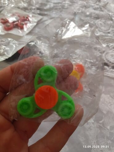 Oyuncaqlar: Spinerlər.Hamısı təzədir.Hər rəngləri var. Qutudakı spinerlər-7 azn — 7