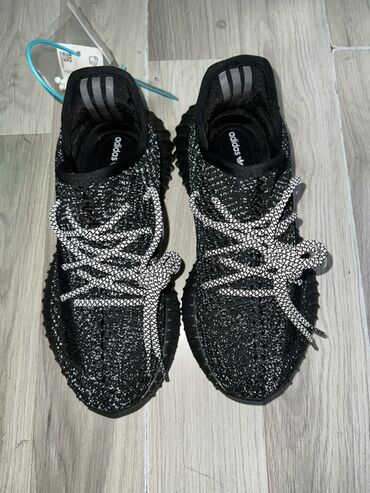 Krasofkalar və idman ayaqqabıları: Adidas Yeezy Boost 350 V2 idman ayaqqabıları. Qara və ağ rənglərin